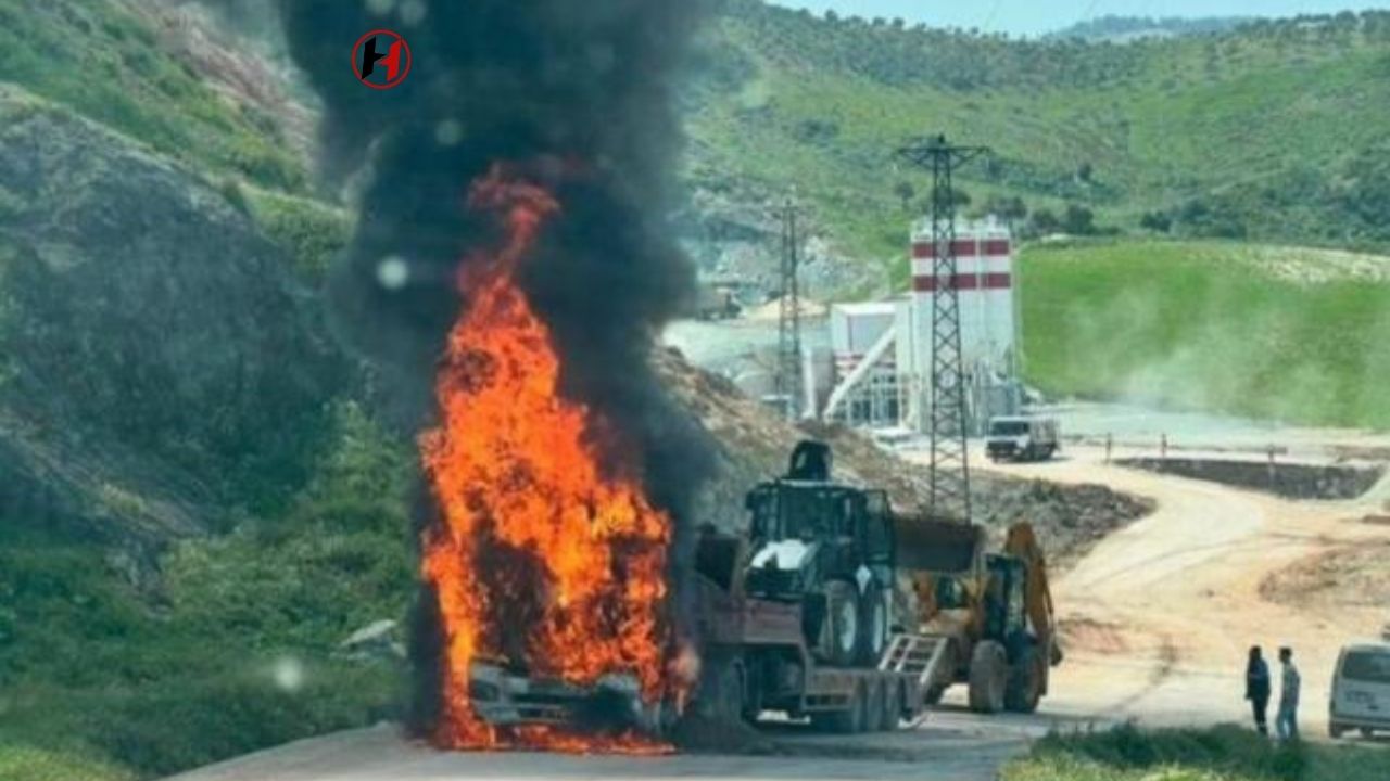 Hatay'da İş Makinesi Yüklü Tır Alevlere Teslim Oldu!