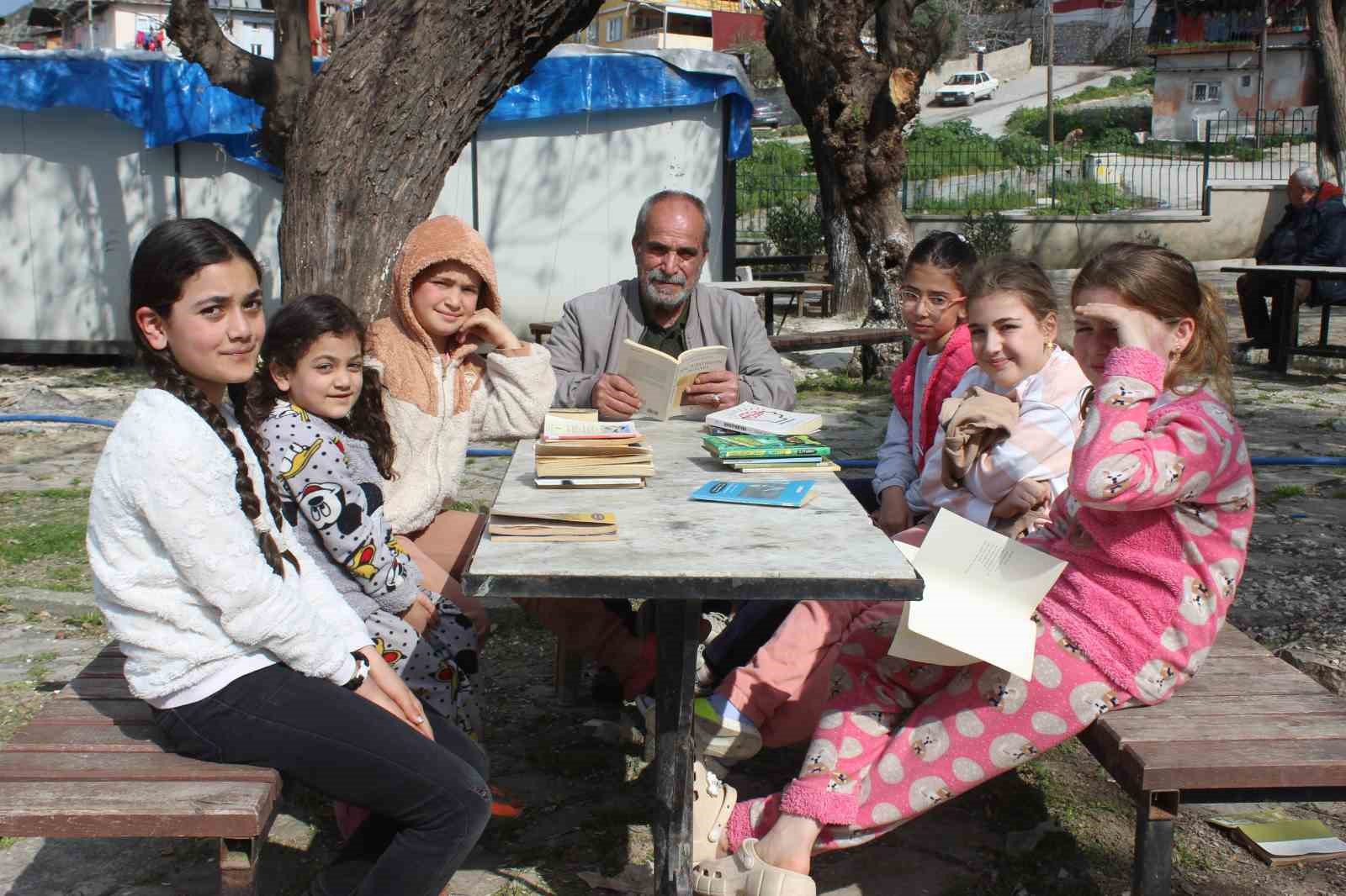 Hatay'ın Antakya ilçesi Sofular Mahallesi'nde 56 yaşındaki Muhtar Ali Kumlu, okuma alışkanlığının azaldığı günümüzde çocuklara kitap sevgisi aşılamak için ilginç bir uygulamaya imza atıyor.