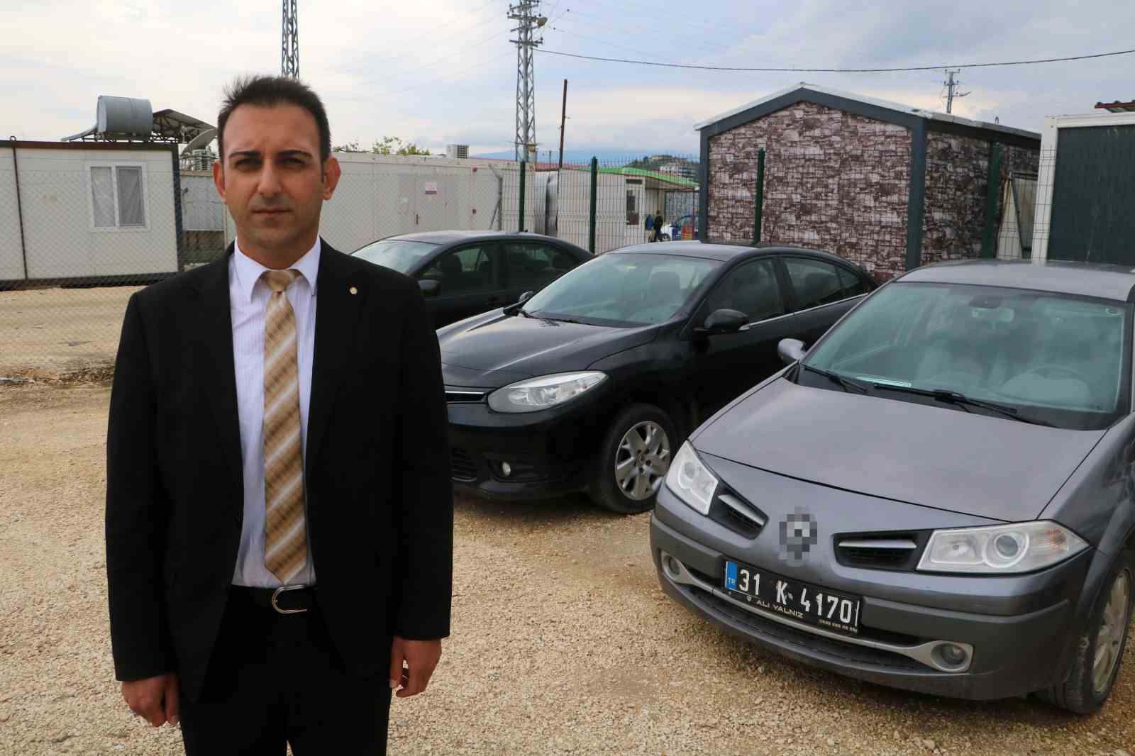 Defne Belediye Başkanı Halil İbrahim Özgün, göreve başlar başlamaz "israf haramdır" anlayışıyla 5 makam aracını satışa çıkardı ve kendinden önceki başkanın kullandığı kiralık lüks aracı iade etti.