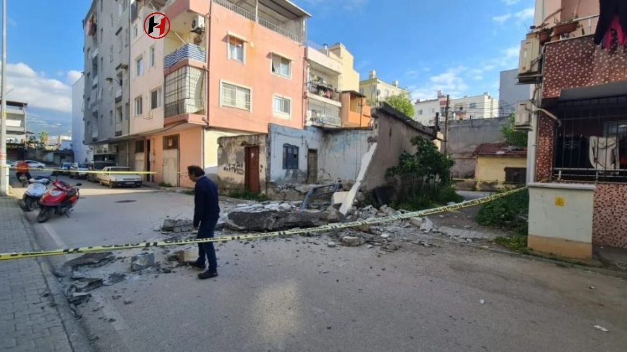 Hatay İskenderun'da Metruk Bina Yıkıldı! Tehlikeli Yapı Anında Kaldırıldı