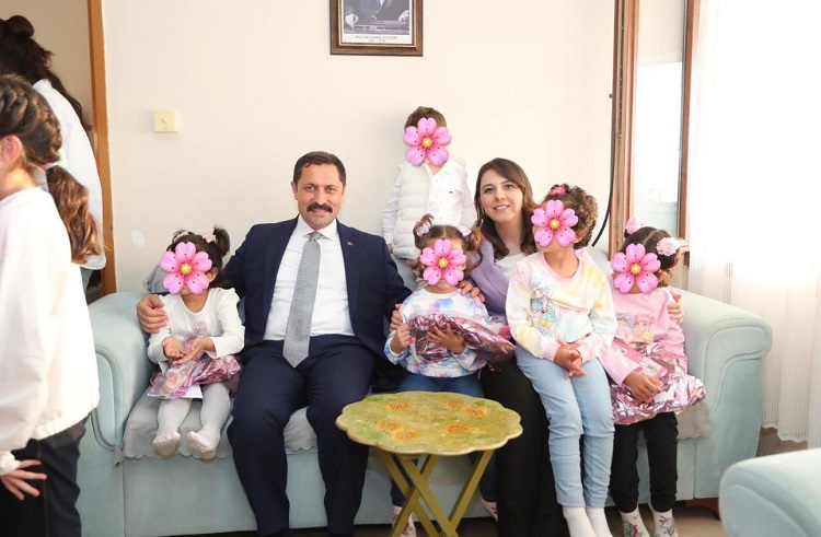 Hatay Valisi Mustafa Masatlı, Ramazan Bayramı dolayısıyla Antakya ve İskenderun'daki huzurevi ve çocuk evlerini ziyaret ederek bayramlarını kutladı.