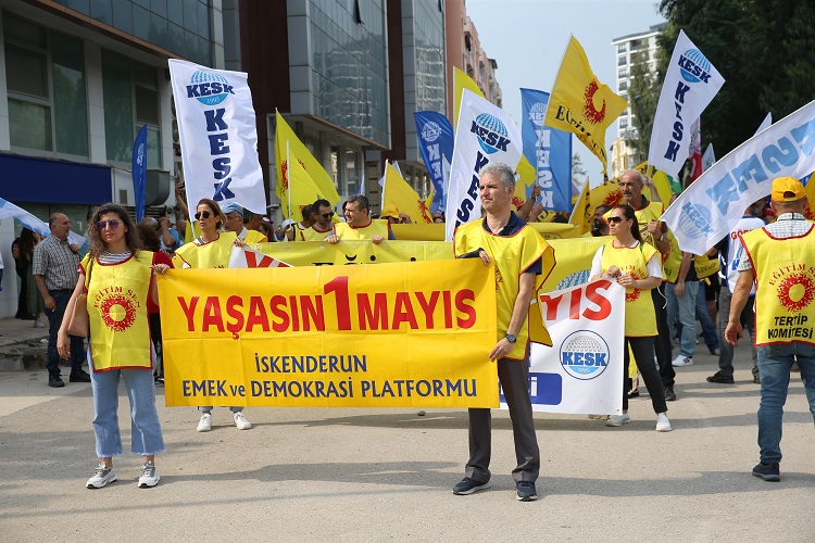 İskenderun'da 1 Mayıs İşçi Bayramı, binlerce kişinin katılımıyla Tren Garı alanında coşkuyla kutlandı. 