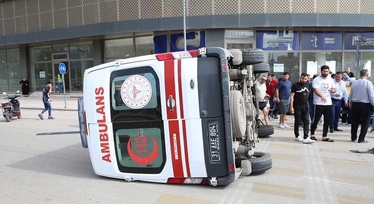 İskenderun'da meydana gelen trafik kazasında, ambulans ile ticari araç çarpıştı. Kazada her iki aracın sürücüsü de yaralandı. Yaralılar ambulansla hastaneye kaldırıldı.