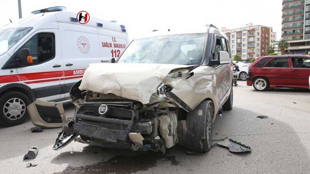 İskenderun'da Ambulans ve Ticari Araç Çarpıştı: 2 Sürücü Yaralı!