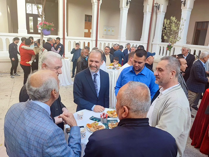 İskenderun Kaymakamı Murat Sefa Demiryürek ev sahipliğinde Ramazan Bayramı dolayısıyla düzenlenen protokol halk bayramlaşmasında, birlik ve beraberlik mesajları verildi.