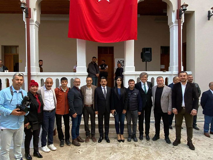 İskenderun Kaymakamı Murat Sefa Demiryürek ev sahipliğinde Ramazan Bayramı dolayısıyla düzenlenen protokol halk bayramlaşmasında, birlik ve beraberlik mesajları verildi.
