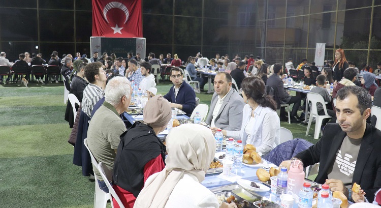 İskenderun Gençlik Merkezi'nde Ramazan Bayramı'na sayılı günler kala geleneksel iftar programı düzenlendi. 