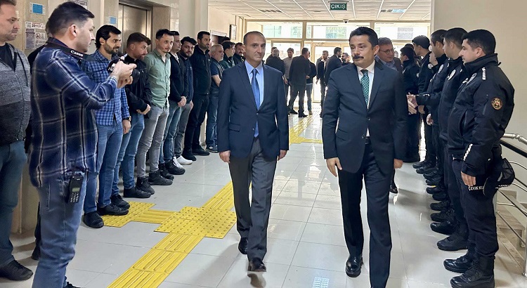 İskenderun Kaymakamı Murat Sefa Demiryürek, Emniyet Teşkilatının 176. Kuruluş Yılı ve Polis Haftası münasebetiyle İlçe Emniyet Müdürlüğü'nü ziyaret etti. 