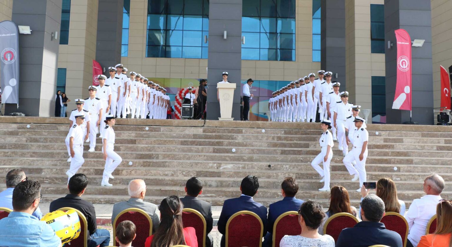 İskenderun Teknik Üniversitesi (İSTE) Barbaros Hayrettin Gemi İnşaatı ve Denizcilik Fakültesi'nde 23 Nisan Ulusal Egemenlik ve Çocuk Bayramı coşkusuyla yemin töreni düzenlendi.