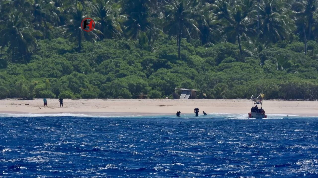 Issız Adada Mahsur Kalan Denizciler, Palmiye Yapraklarıyla "YARDIM" Yazdıktan Sonra Kurtarıldı
