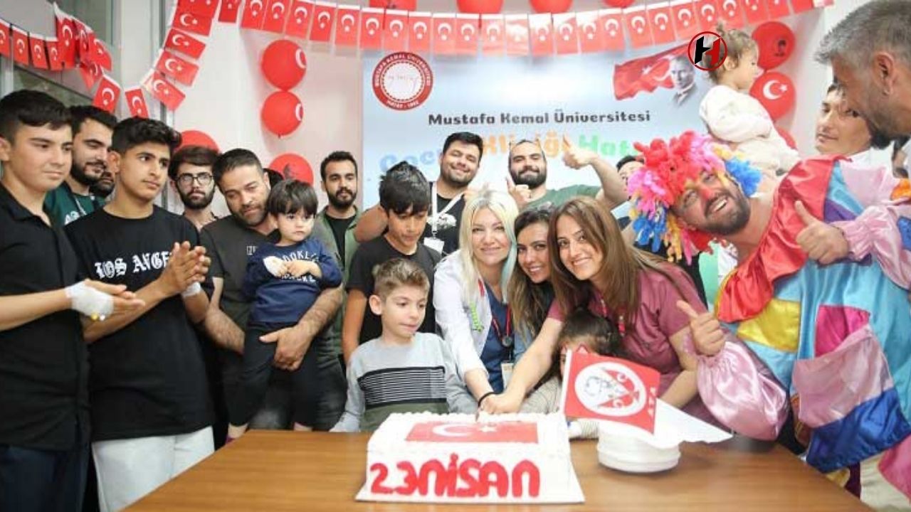 MKÜ Araştırma Hastanesi'nde 23 Nisan Coşkusu: Minik Hastalar Palyaço ve Hediyelerle Eğlendi