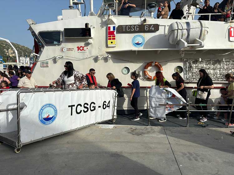 Samandağ'da 23 Nisan Ulusal Egemenlik ve Çocuk Bayramı coşkusu, Sahil Güvenlik Çevlik Karakol Komutanlığı'nın düzenlediği deniz gezisiyle maviye taşındı.