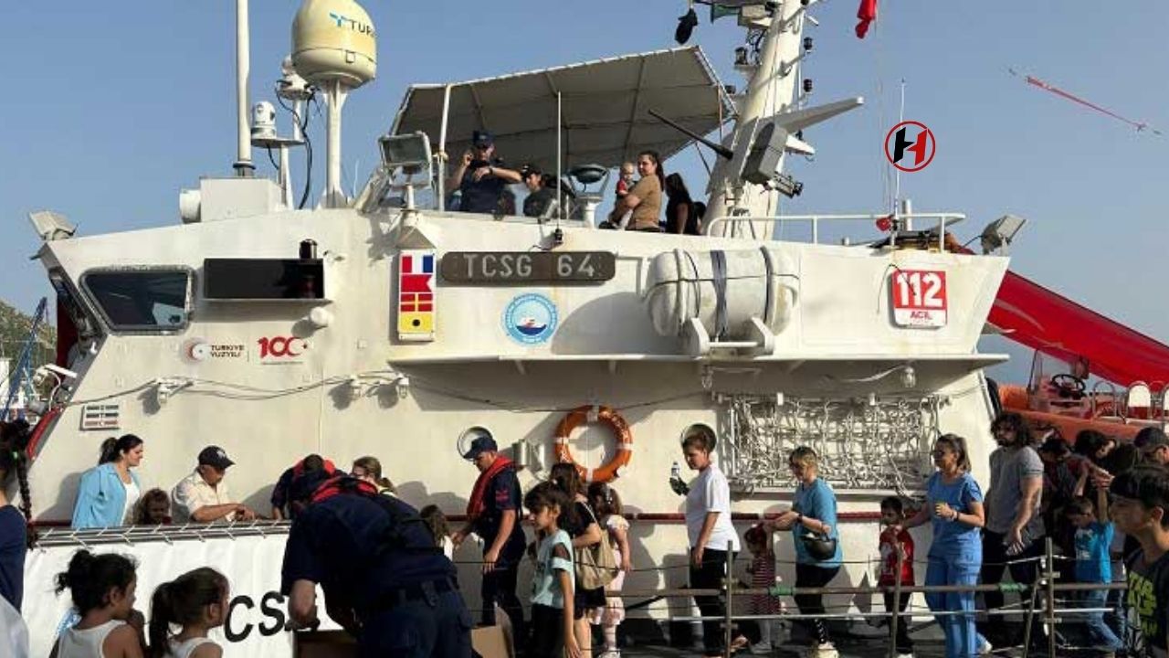 Samandağ'da 23 Nisan Coşkusu Mavi Denizlerde! Çocuklar Sahil Güvenlik Gemisiyle Tur Attı