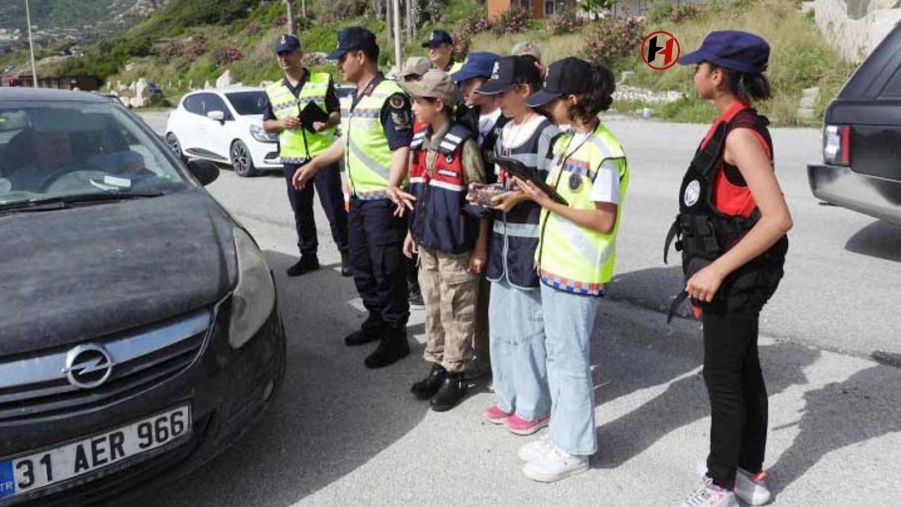 Samandağ'da Minik Trafik Polisleri Görev Başında! 23 Nisan'da Trafik Bilinci Aşılandı