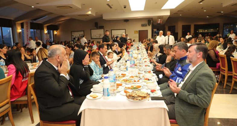 Aile ve Sosyal Hizmetler İl Müdürlüğü tarafından organize edilen Aileler ile İftar Yemeği'ne Vali Mustafa Masatlı, eşi Esra Masatlı ve İl Müftüsü Mevlüt Topçu katıldı.