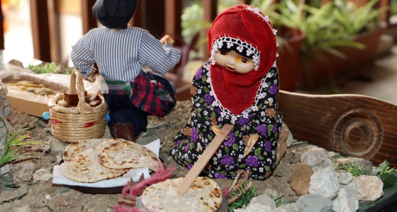 Antakya Nedime Keser Halk Eğitim Merkezi Usta Öğreticisi Seval Gücel, unutulmaya yüz tutmuş yöresel kıyafetli bez bebek sanatını yaşatmaya devam ediyor.