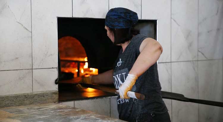 Hatay'ın Arsuz ilçesinde 16 yıldır kasap fırın işleten 3 çocuk annesi Hülya Eser, taş fırında pişirdiği yöresel lezzetlerle hem damak tadına hitap ediyor hem de iş dünyasında kadın gücünü kanıtlıyor. 