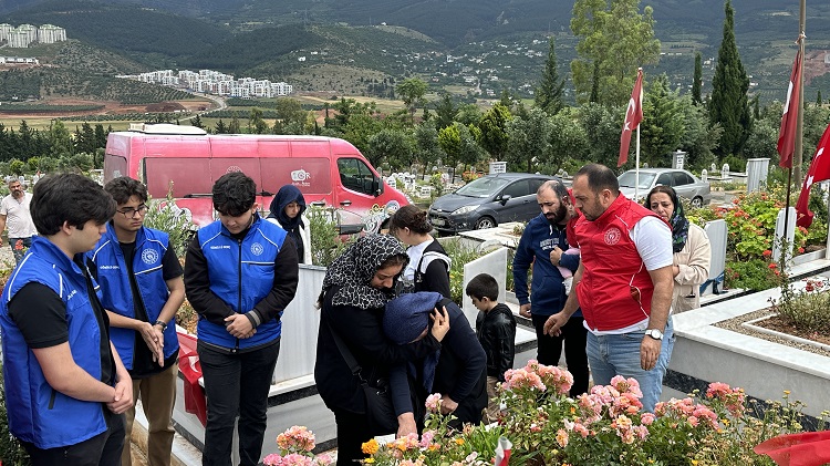 Kahramanmaraş depreminde anne ve babalarını kaybeden 3 kardeş, Anneler Günü'nde İskenderun'da gözyaşları içinde mezarlarını ziyaret etti.