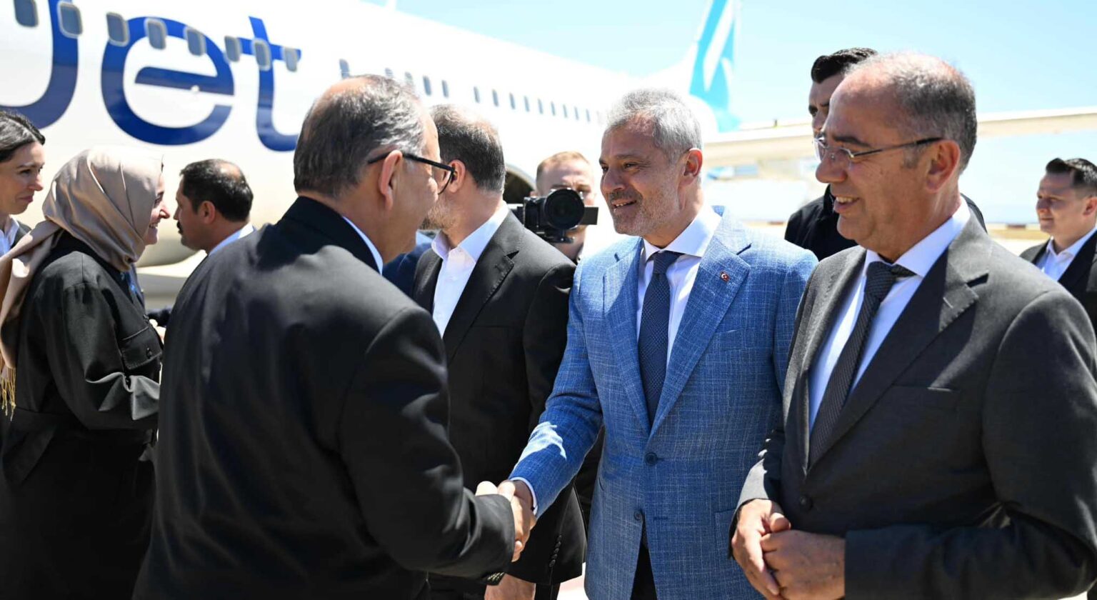Çevre, Şehircilik ve İklim Değişikliği Bakanı Mehmet Özhaseki, Hatay'a gerçekleştirdiği ziyarette deprem sonrası şehrin yeniden yapılandırılması için yürütülen inşa çalışmalarını denetledi.