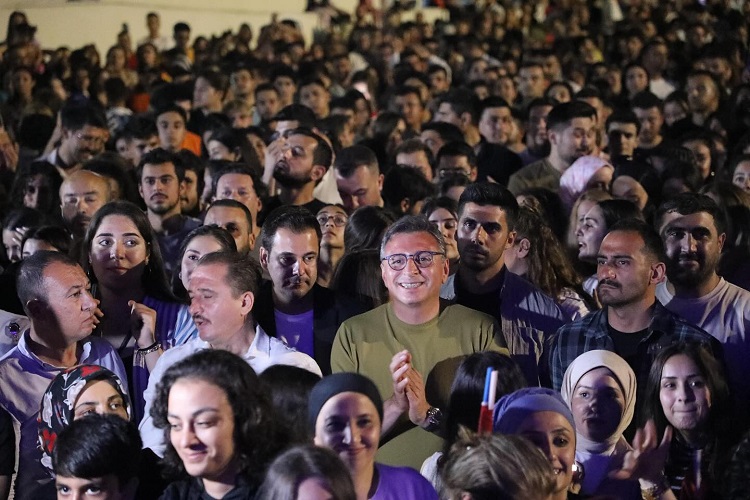 Türk pop müziğinin sevilen ismi Berkay, 19 Mayıs Atatürk'ü Anma, Gençlik ve Spor Bayramı kapsamında düzenlenen Gençlik Festivali'nde sahne aldı. 