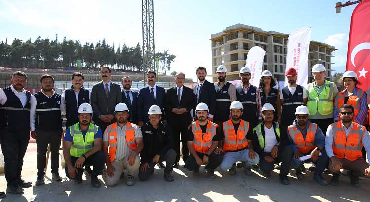 Çevre, Şehircilik ve İklim Değişikliği Bakanı Mehmet Özhaseki, Hatay'da depremin ağır hasar bıraktığı bölgelerde saha ziyaretleri gerçekleştirdi. 