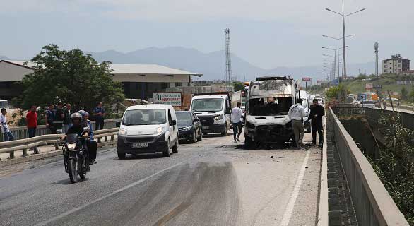 Antakya-Samandağ Yolu Çekmece Mevkiinde seyir halindeyken henüz bilinmeyen nedenle çıkan yangın, itfaiye ekipleri tarafından söndürüldü.