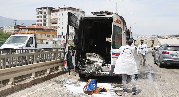 Antakya-Samandağ Yolu Çekmece Mevkiinde seyir halindeyken henüz bilinmeyen nedenle çıkan yangın, itfaiye ekipleri tarafından söndürüldü.