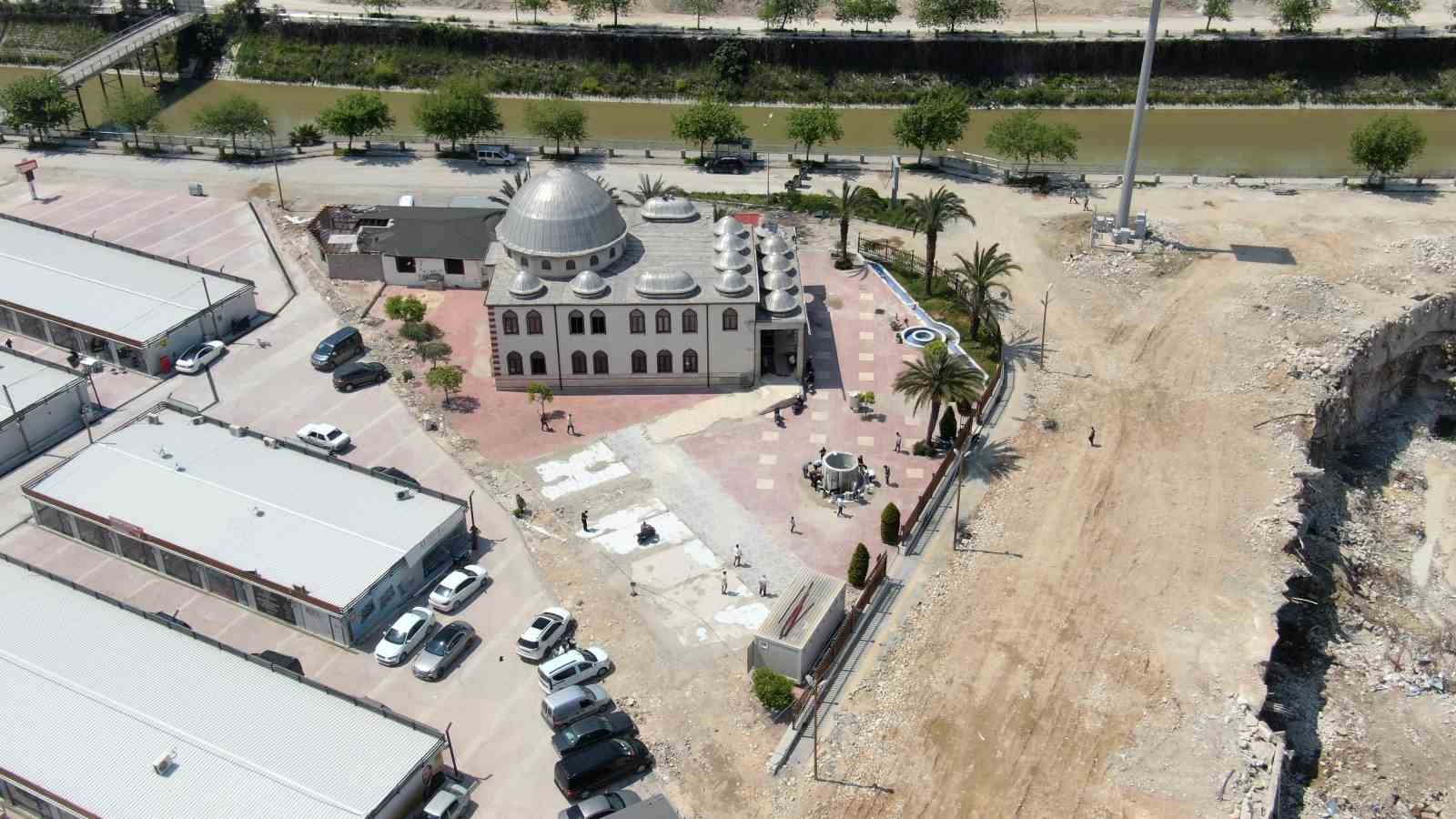 Depremde yıkılmayan camide ibadet devam ediyor