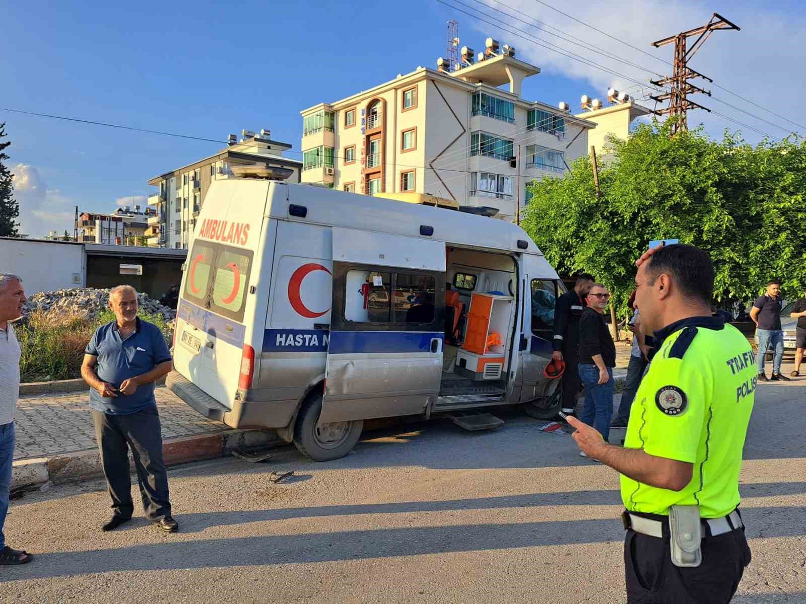 Dörtyol'da 3 araç kazaya karıştı: 5 yaralı