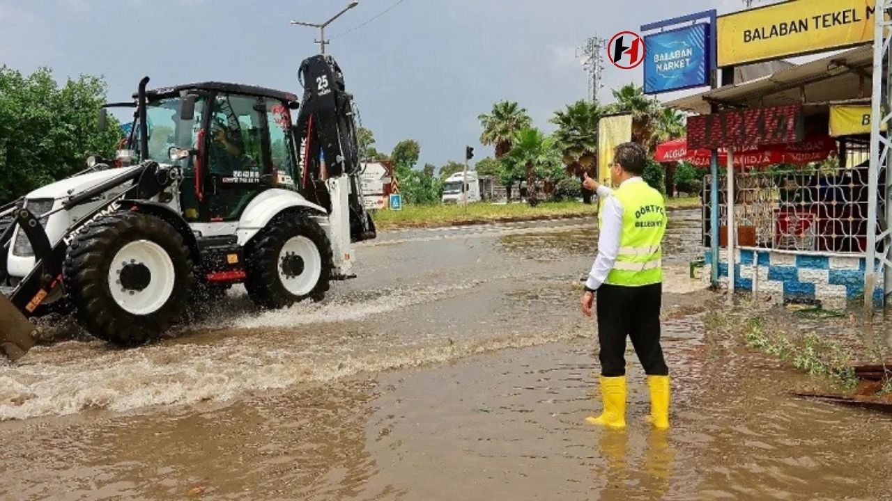 Dörtyol'da Sağanak Yağış Hayatın Felç Etti: Evler Su Altında, Trafik Çöktü!