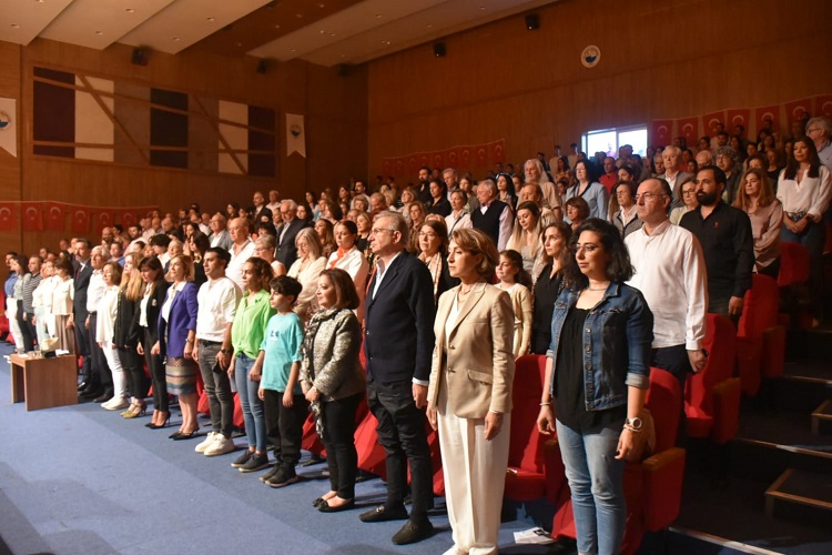 Dünyaca ünlü piyanist Renan Koen, Alarko'nun sponsorluğunda Miss Arsuz Derneği tarafından düzenlenen piyano resitaliyle Arsuz'da deprem yaralarına müzikle şifa dağıttı.