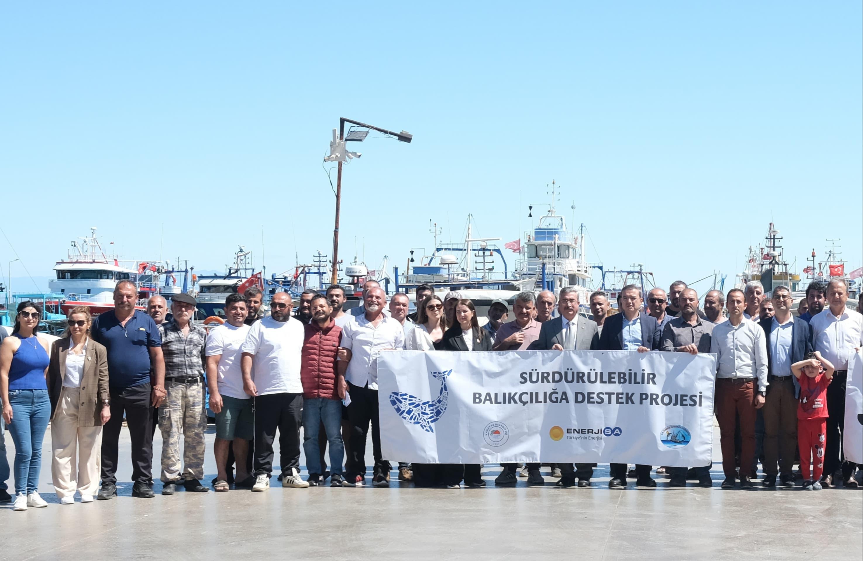 Enerjisa Enerji, Adana Karataş'ta balıkçılığı desteklemek ve bölgeye yeni bir gelir kaynağı sağlamak için "Sürdürülebilir Balıkçılığa Destek" projesini hayata geçirdi. 