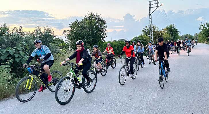 Hatay'ın Erzin ilçesinde, trafik kazalarında hayatını kaybeden bisikletliler, sessiz sürüş ve bisikletlerin yere yatırılmasıyla anıldı. 