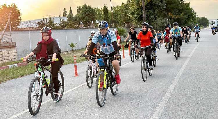 Hatay'ın Erzin ilçesinde, trafik kazalarında hayatını kaybeden bisikletliler, sessiz sürüş ve bisikletlerin yere yatırılmasıyla anıldı. 