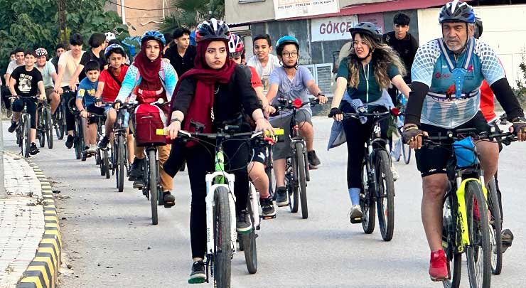 Hatay'ın Erzin ilçesinde, trafik kazalarında hayatını kaybeden bisikletliler, sessiz sürüş ve bisikletlerin yere yatırılmasıyla anıldı. 