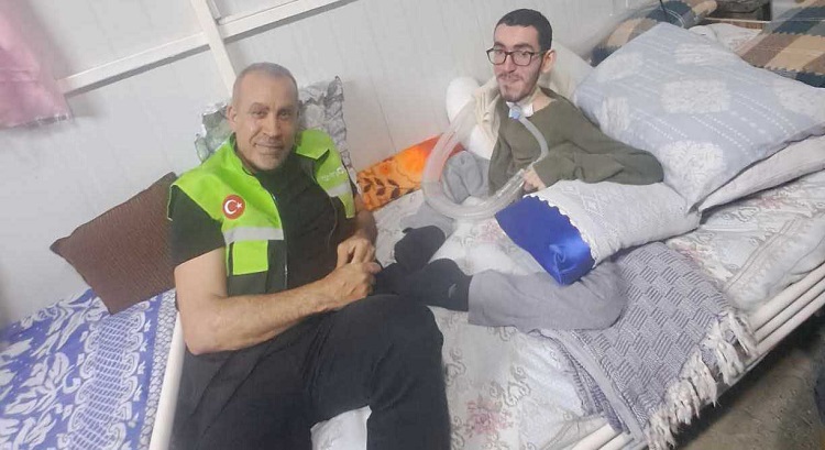 Ahbap Derneği Kurucusu Haluk Levent, Hatay'da DMD kas hastalığı ile mücadele eden Emre ve Ali Bağdadi kardeşleri evlerinde ziyaret ederek büyük bir mutluluk yaşattı.