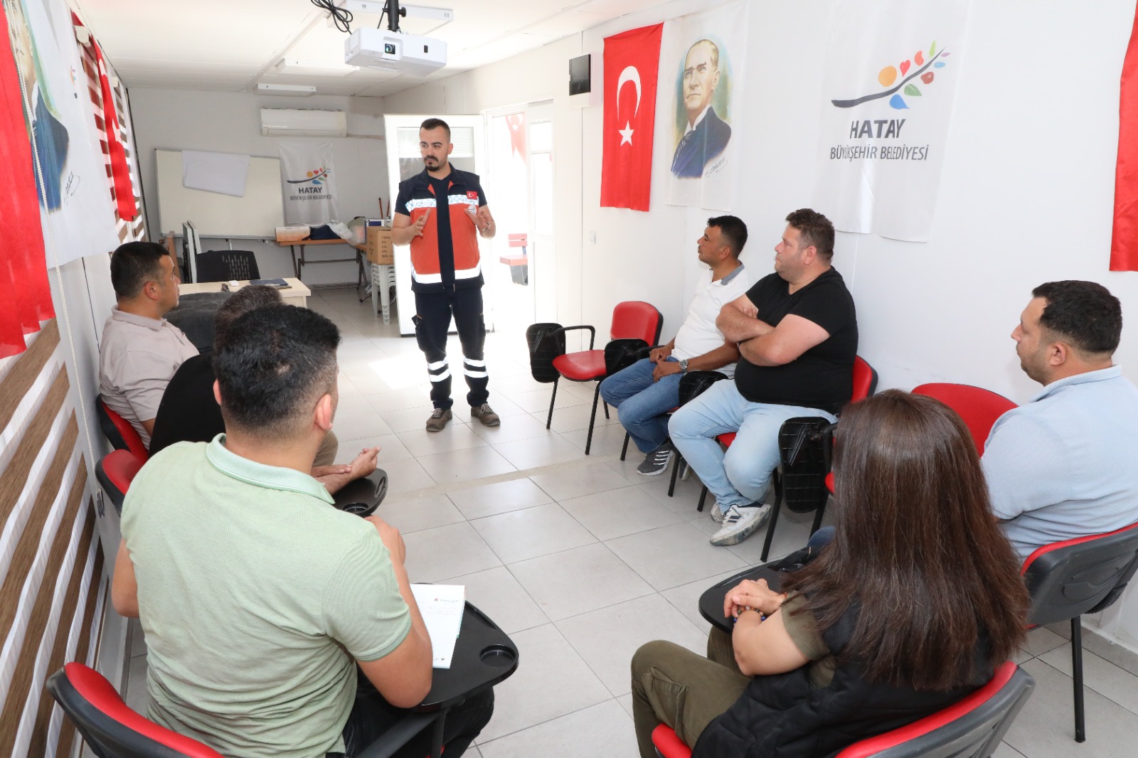 Hatay Büyükşehir Belediyesi, olası afetlere, hastalıklara ve kazalara karşı bilinç oluşturmak amacıyla ilk yardım eğitimleri düzenliyor. 