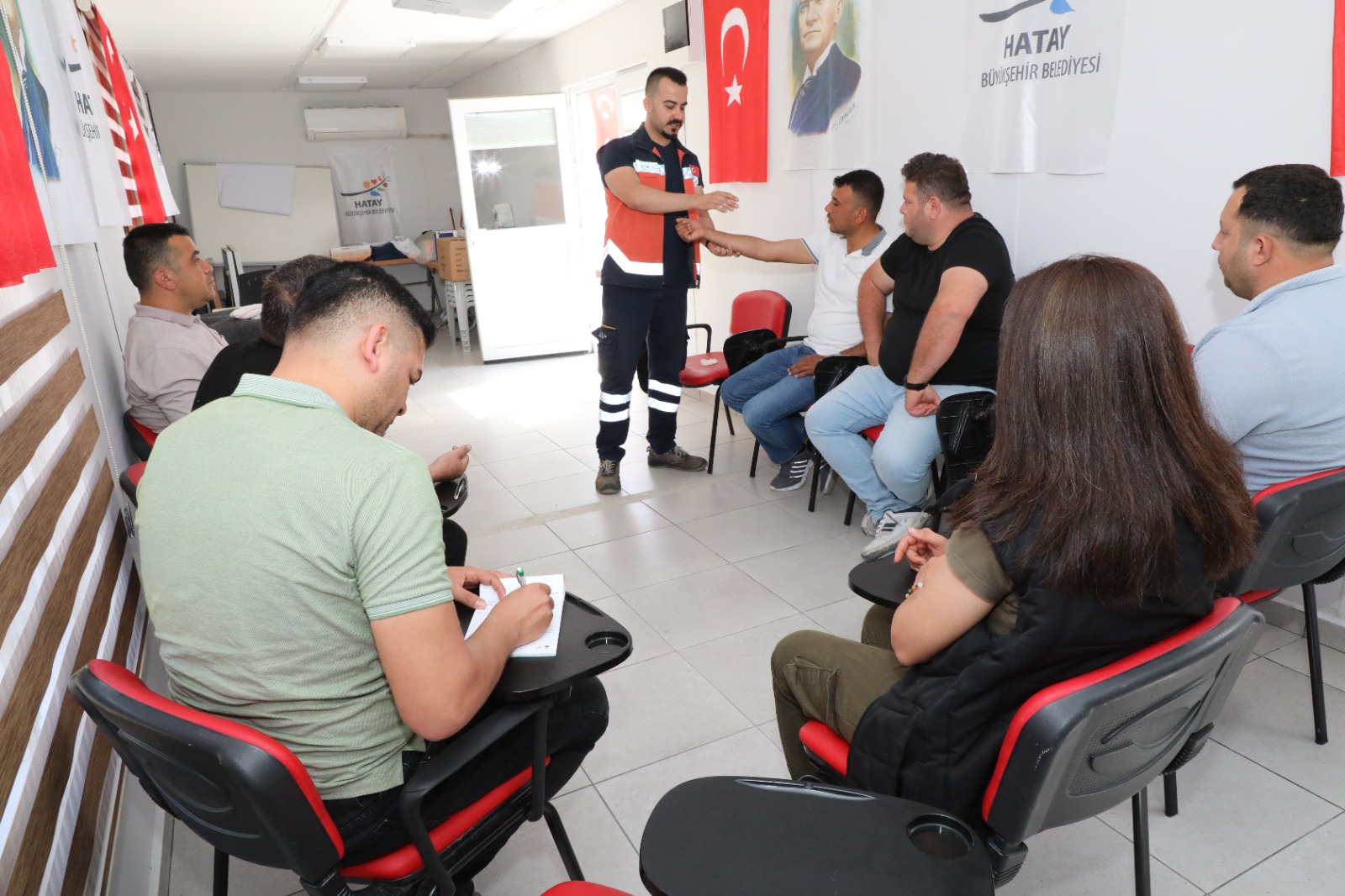 Hatay Büyükşehir Belediyesi, olası afetlere, hastalıklara ve kazalara karşı bilinç oluşturmak amacıyla ilk yardım eğitimleri düzenliyor. 