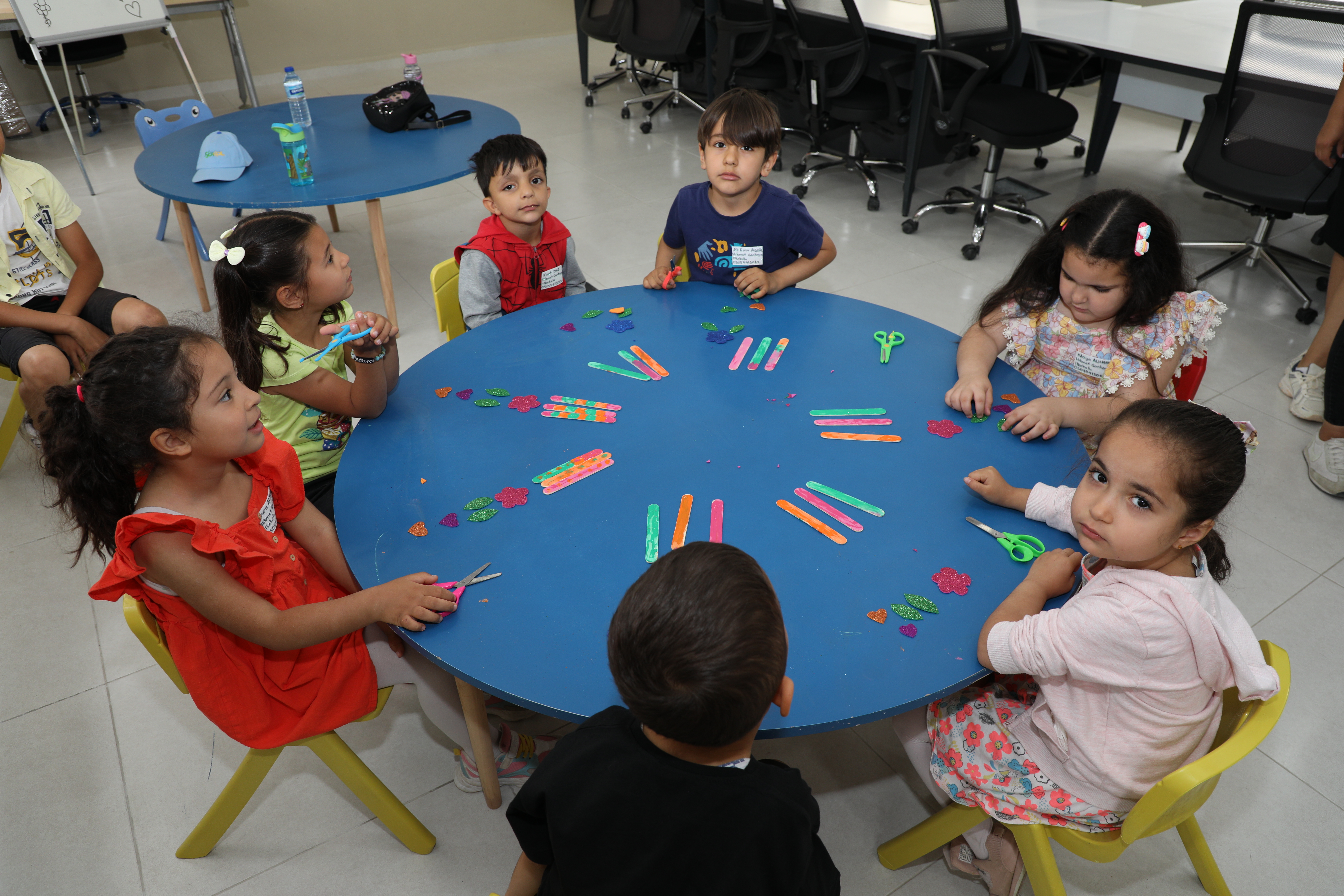 Hatay Büyükşehir Belediyesi ve UNICEF iş birliğiyle kurulan Hatay Çocuk Kulübü'nde çocuklar, 13-17 Mayıs tarihleri arasında çeşitli atölye ve eğitimlerle hem eğleniyor hem öğreniyor.