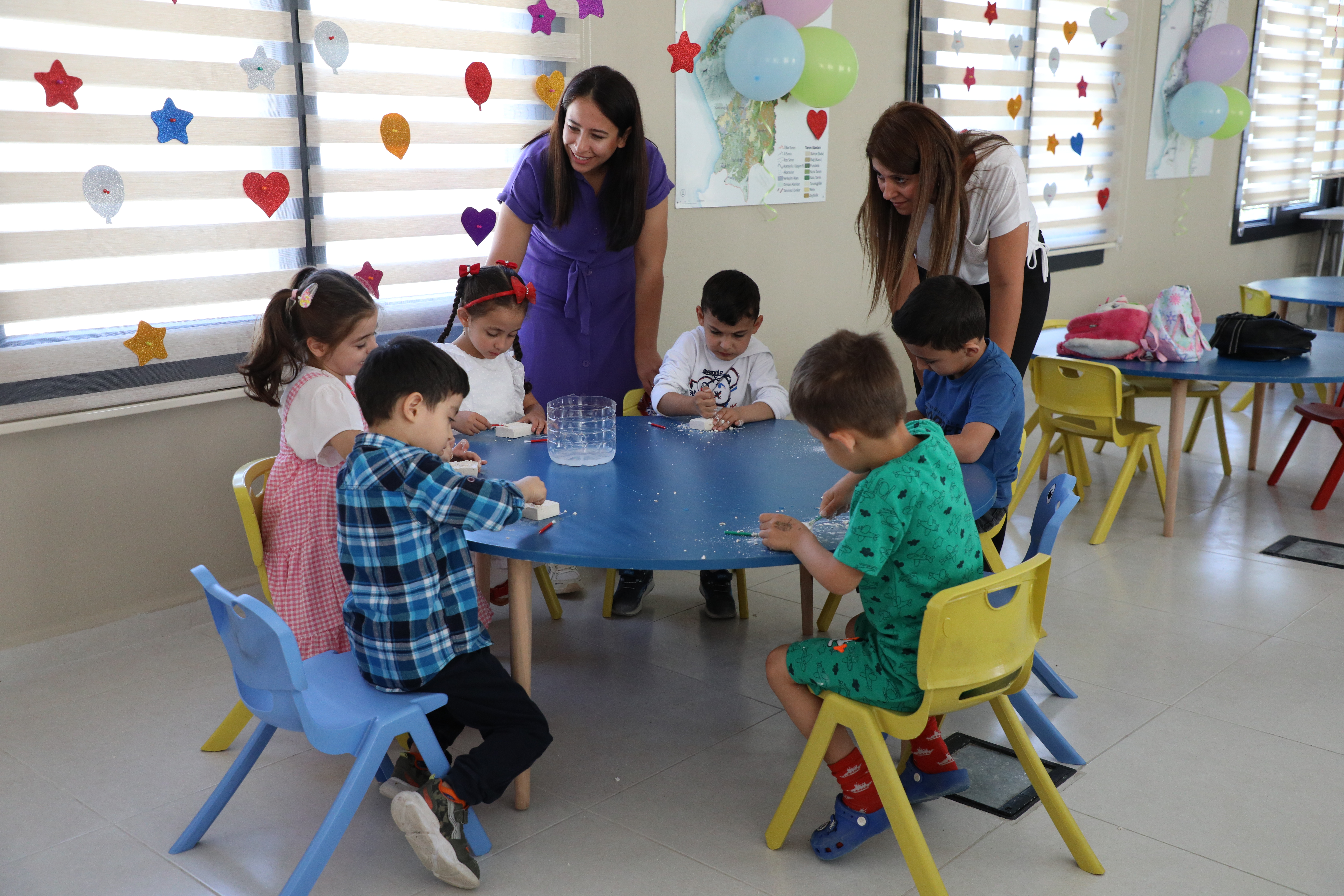 Hatay Büyükşehir Belediyesi ve UNICEF iş birliğiyle kurulan Hatay Çocuk Kulübü'nde çocuklar, 13-17 Mayıs tarihleri arasında çeşitli atölye ve eğitimlerle hem eğleniyor hem öğreniyor.