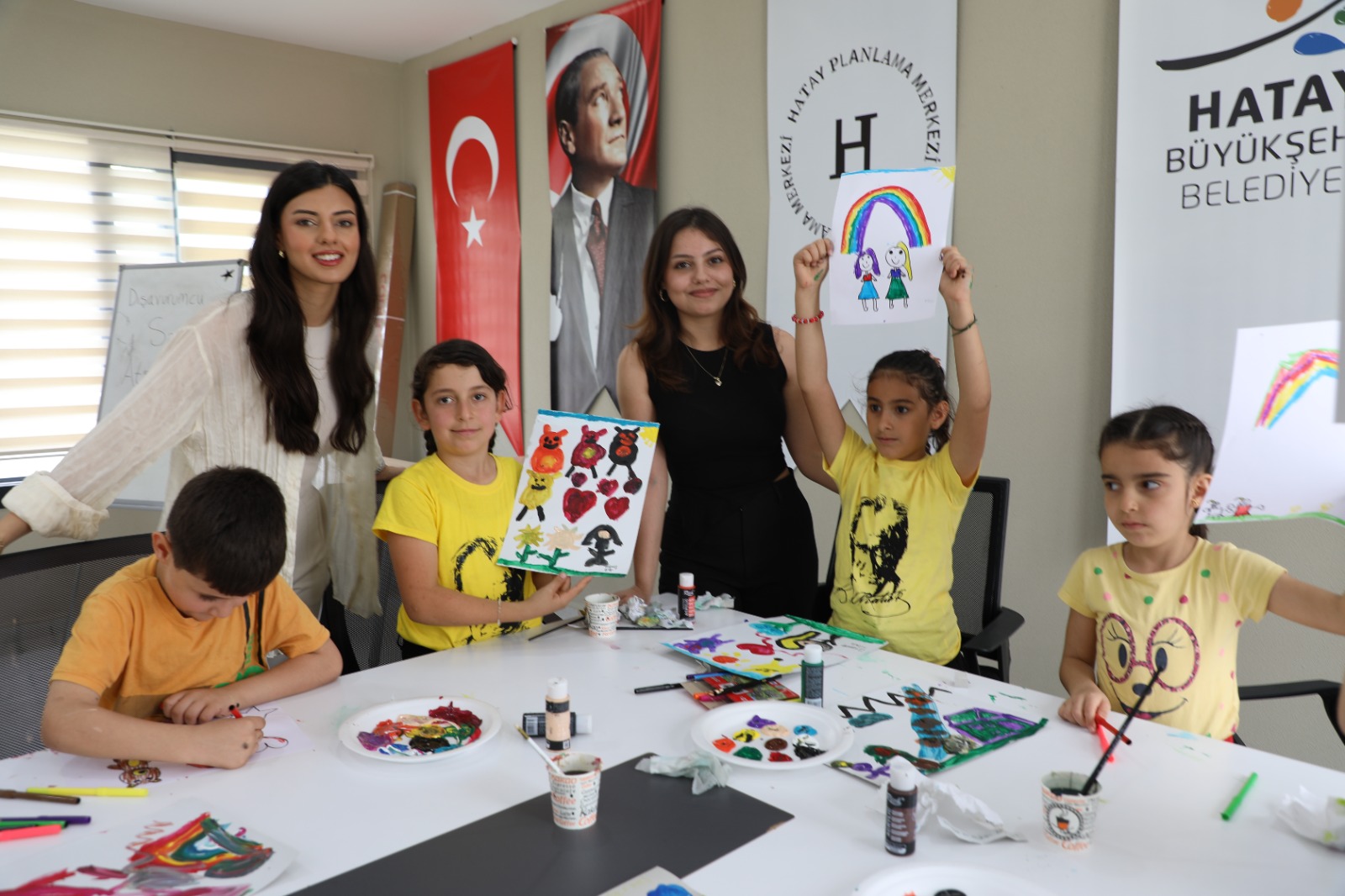 Hatay Büyükşehir Belediyesi ve UNICEF iş birliğiyle kurulan Hatay Çocuk Kulübü'nde çocuklar, 13-17 Mayıs tarihleri arasında çeşitli atölye ve eğitimlerle hem eğleniyor hem öğreniyor.