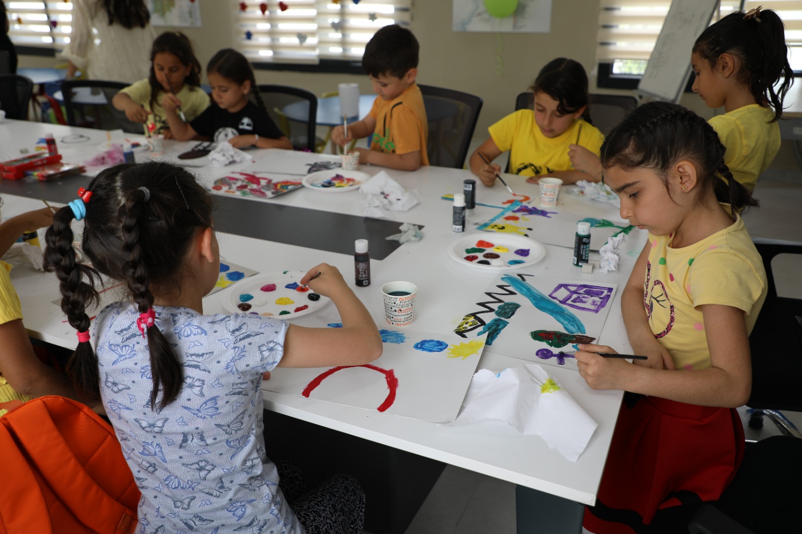 Hatay Büyükşehir Belediyesi ve UNICEF iş birliğiyle kurulan Hatay Çocuk Kulübü'nde çocuklar, 13-17 Mayıs tarihleri arasında çeşitli atölye ve eğitimlerle hem eğleniyor hem öğreniyor.