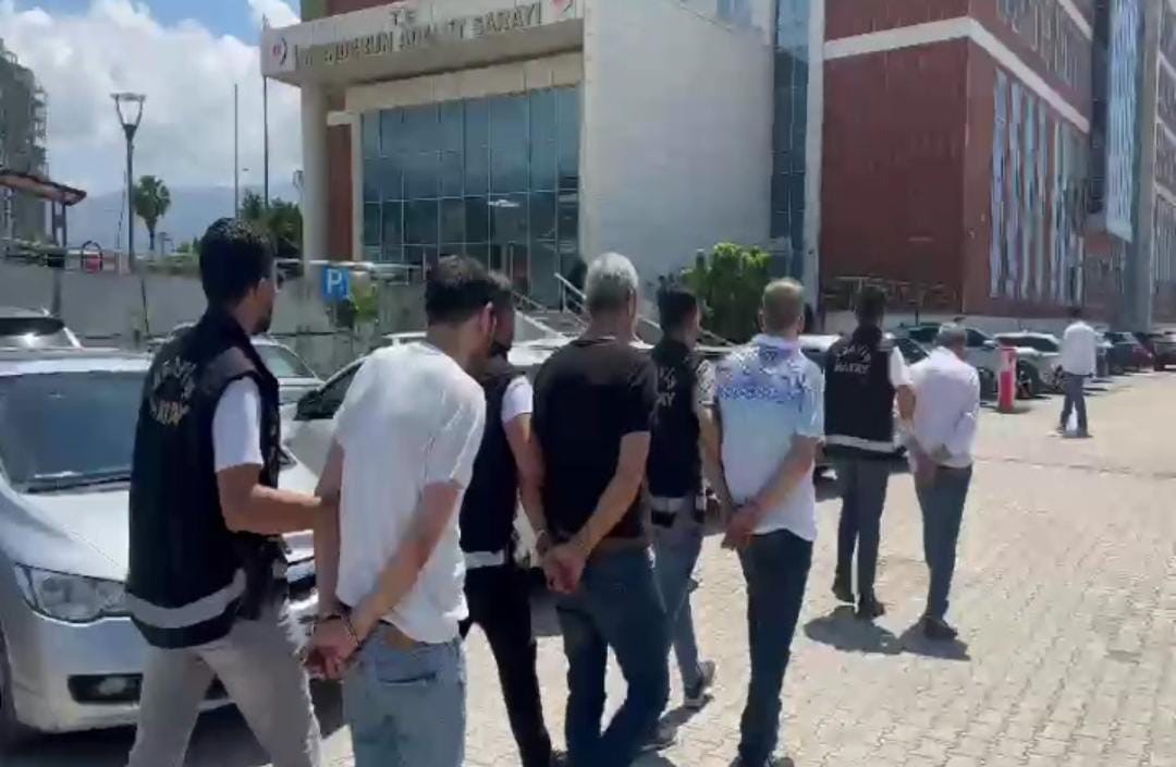 Hatay'ın İskenderun ilçesinde emniyet güçleri, tefecilik, yağma, kasten yaralama ve tehdit suçları kapsamında büyük bir operasyon düzenledi. 