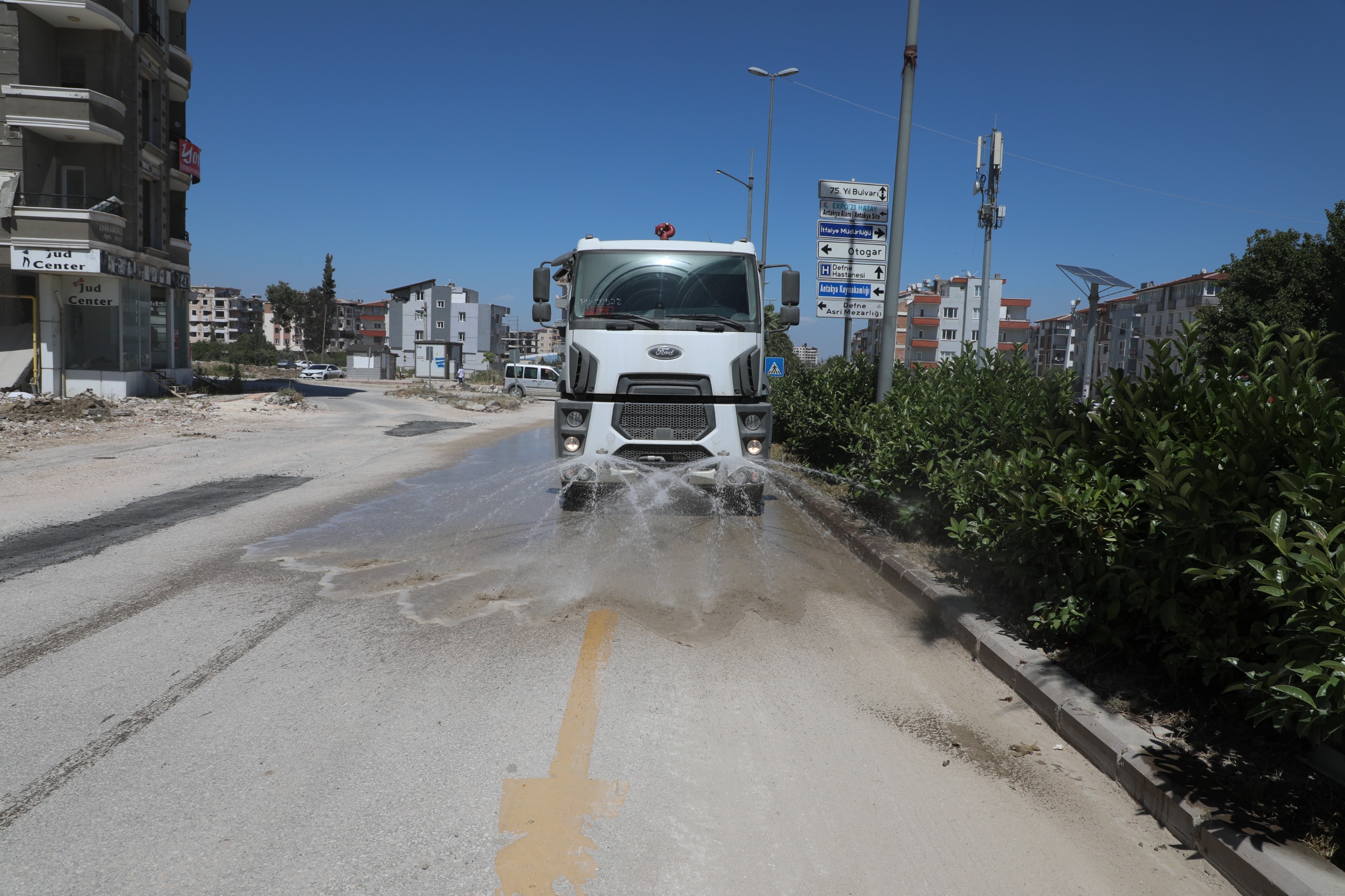 Hatay Büyükşehir Belediyesi (HBB), depremden sonra şehirde oluşan molozları temizleyerek trafik akışını rahatlatıyor.
