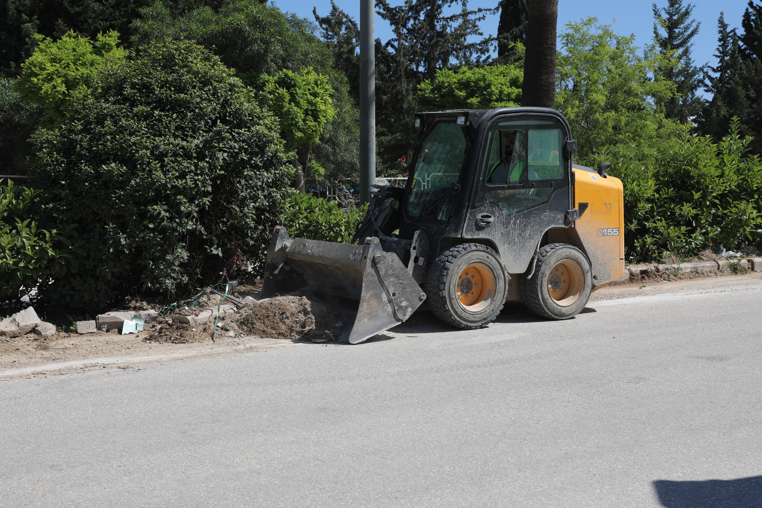 Hatay Büyükşehir Belediyesi (HBB), depremden sonra şehirde oluşan molozları temizleyerek trafik akışını rahatlatıyor.