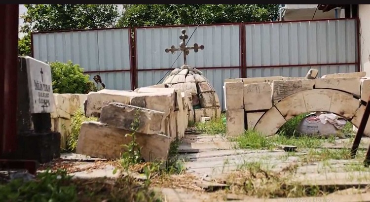 Hatay Valisi Mustafa Masatlı, 6 Şubat depreminde hasar gören Arsuz Mar Yuhanna Rum Ortodoks Kilisesi'nde incelemelerde bulundu.