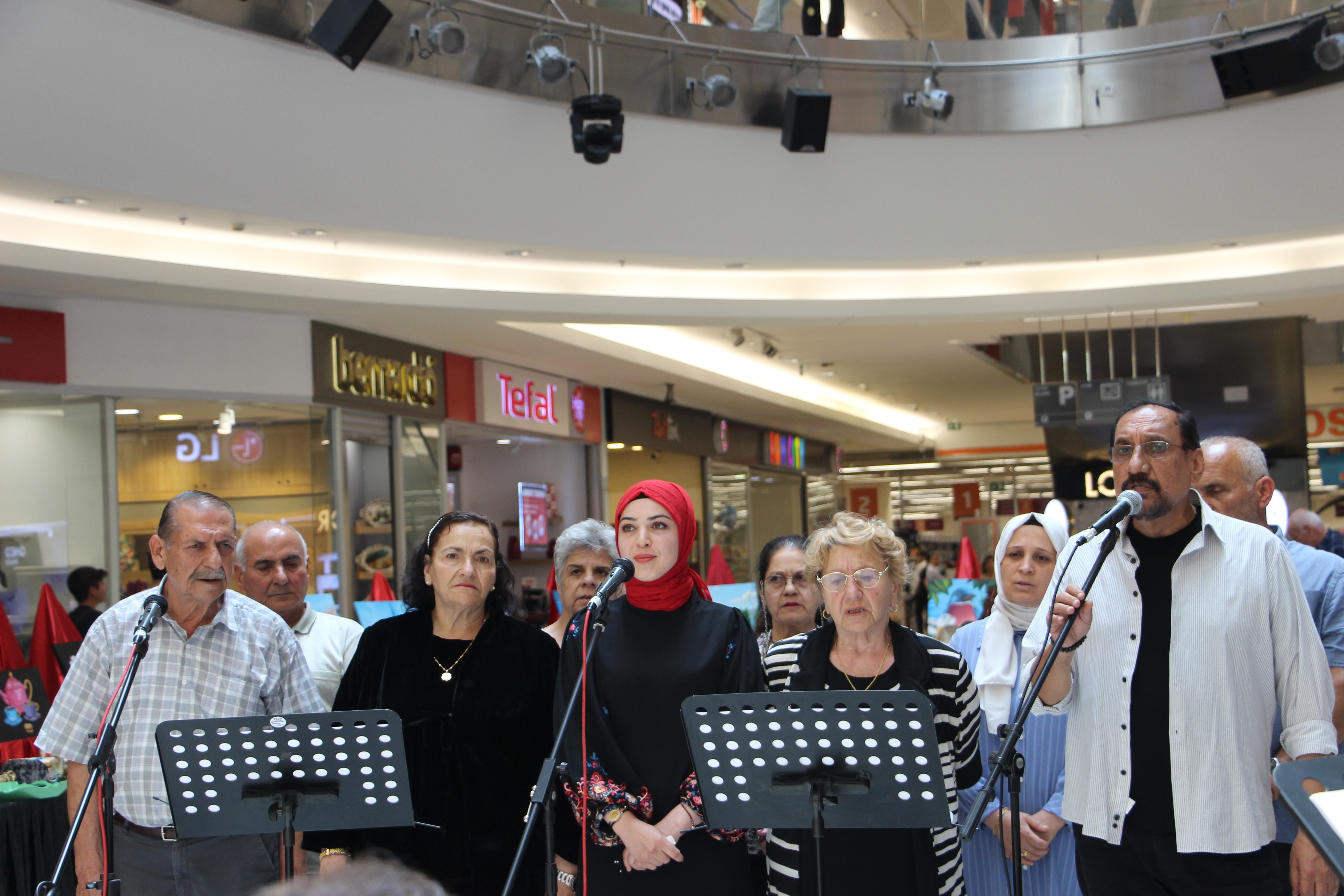 İskenderun'da 60 yaş üstü depremzedeler, hayata tutunmak için sanata sığındı. İlk kez fırça tutan yaşlılar, etkileyici eserleriyle izleyicileri büyülüyor.