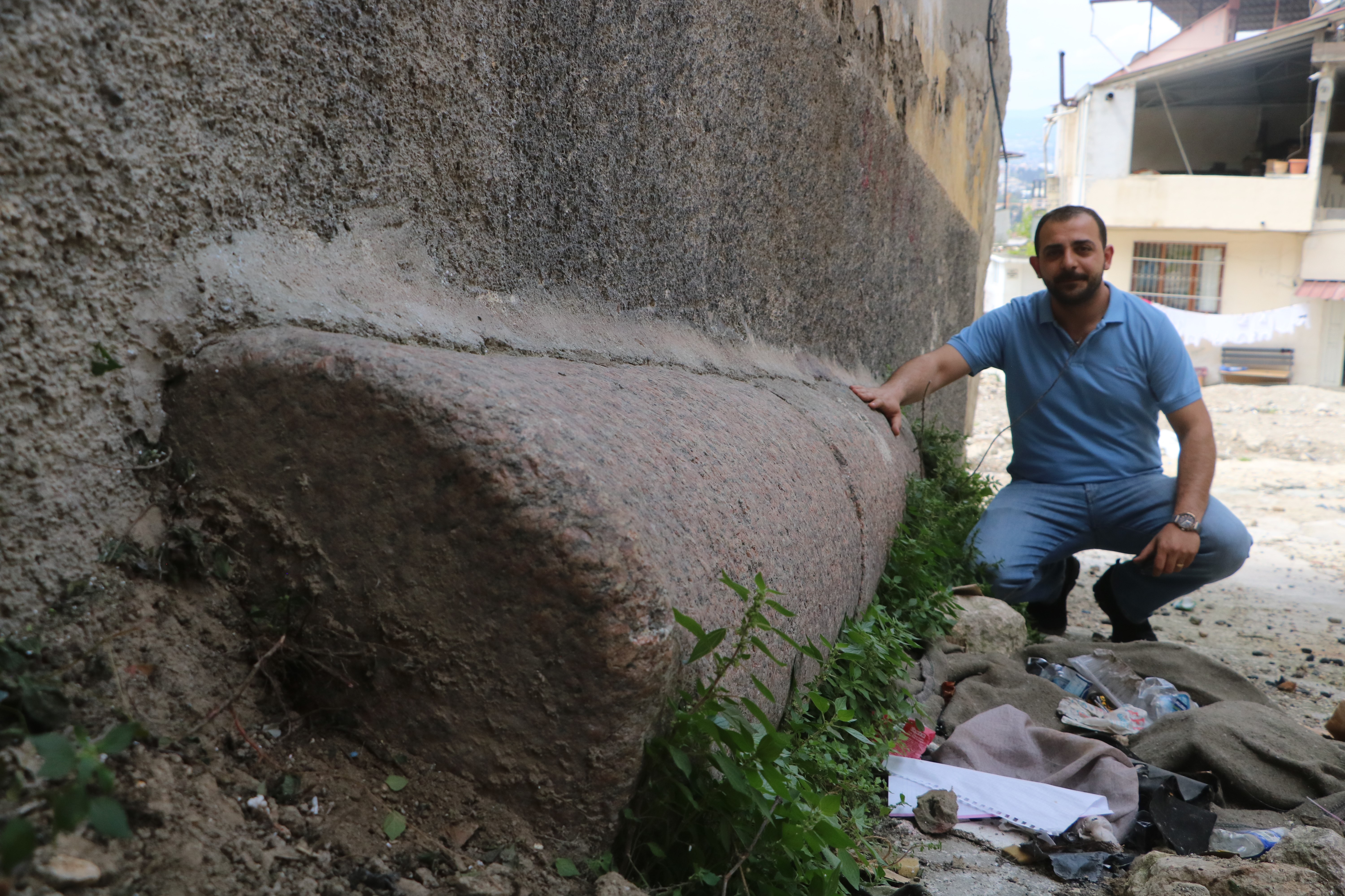 Hatay'ın Antakya ilçesinde depremden yıkılan bir binanın altında 2.5 metre uzunluğunda dev bir sütun bulundu
