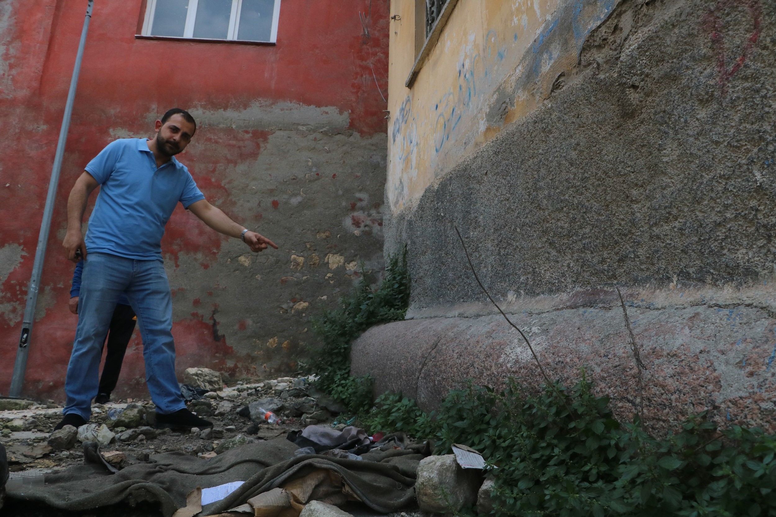Hatay'ın Antakya ilçesinde depremden yıkılan bir binanın altında 2.5 metre uzunluğunda dev bir sütun bulundu