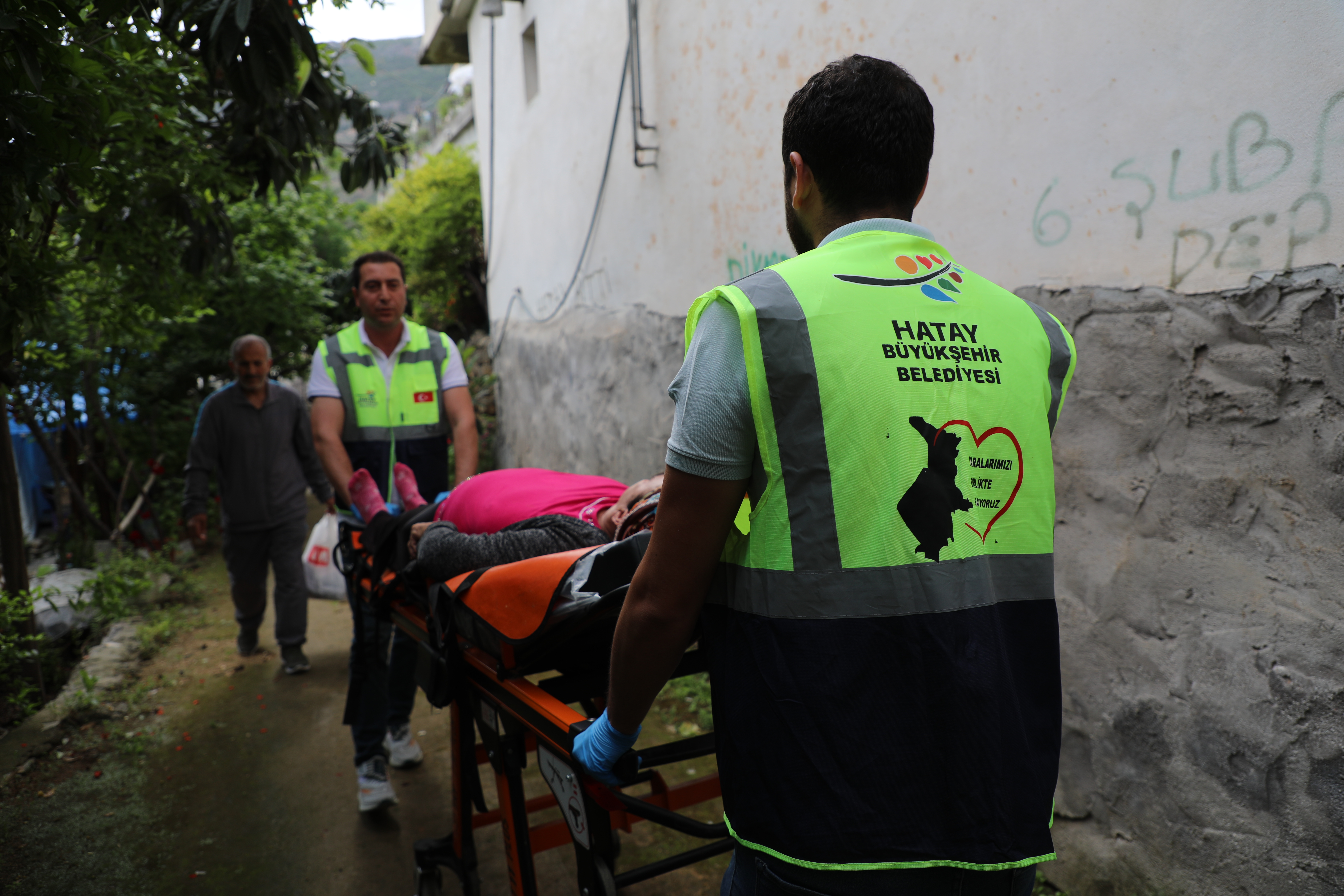 Hatay Büyükşehir Belediyesi (HBB), gerekli tıbbi cihaz ve donanıma sahip 6 mavi şeritli hasta nakil aracıyla il genelinde hasta nakil hizmetlerine devam ediyor. 